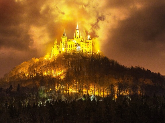 Burg Hohenzollern bei Nacht und Regen